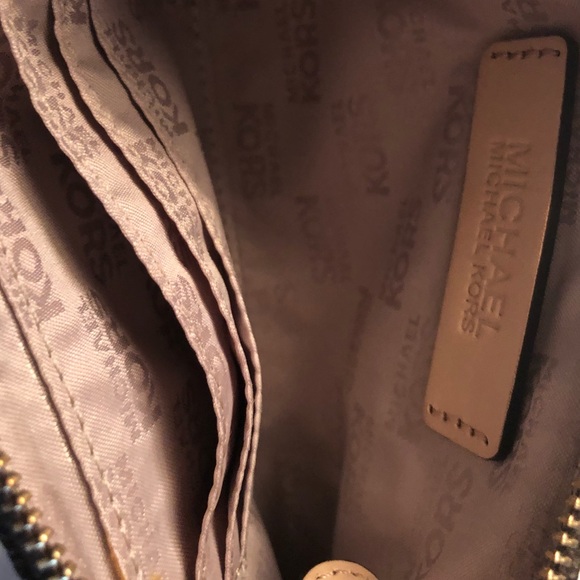 Michael Kors wristlet! - Picture 4 of 5